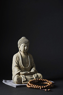 포토 JPG 스튜디오촬영 전통 불교 검은배경 실내 사람없음 부처님오신날 천 불상 불교용품 오브젝트 부처 염주 국내포토 기념일 종교 백그라운드 종교용품 내부 검은색 직물 파일형식