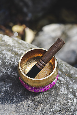 포토 JPG 주간 전통 불교 사람없음 야외 아웃포커스 계곡 부처님오신날 바위 불교용품 오브젝트 청계산 싱잉볼 국내포토 자연요소 기념일 종교 종교용품 산 촬영기법 돌_바위 파일형식