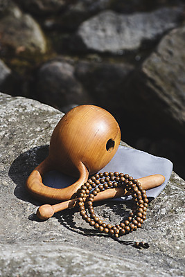 포토 JPG 주간 전통 불교 사람없음 야외 아웃포커스 부처님오신날 천 불교용품 오브젝트 염주 목탁 청계산 국내포토 자연요소 기념일 종교 종교용품 산 촬영기법 직물 파일형식