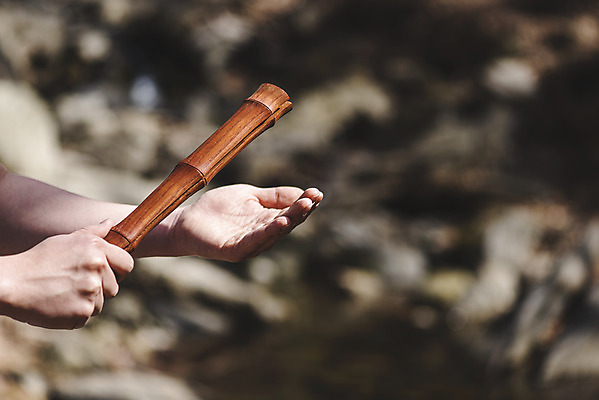 포토 JPG 주간 전통 손 불교 들기 야외 아웃포커스 신체부위 부처님오신날 불교용품 죽비 청계산 국내포토 자연요소 기념일 종교 종교용품 모션 산 촬영기법 사람 파일형식