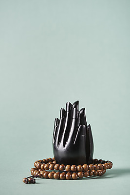 포토 JPG 스튜디오촬영 전통 불교 실내 사람없음 부처님오신날 불교용품 오브젝트 염주 합장 손모형 민트색배경 국내포토 기념일 종교 백그라운드 종교용품 손짓 내부 모형 민트색 파일형식