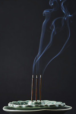 포토 JPG 스튜디오촬영 전통 불교 검은배경 실내 사람없음 부처님오신날 연기 불교용품 오브젝트 향 인센스스틱 국내포토 기념일 종교 백그라운드 종교용품 내부 검은색 파일형식