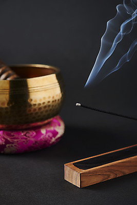 포토 JPG 스튜디오촬영 전통 불교 검은배경 실내 사람없음 부처님오신날 연기 불교용품 오브젝트 향 싱잉볼 인센스스틱 국내포토 기념일 종교 백그라운드 종교용품 내부 검은색 파일형식