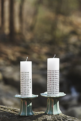 포토 JPG 주간 전통 불교 초 사람없음 야외 아웃포커스 부처님오신날 바위 불교용품 오브젝트 촛대 청계산 국내포토 자연요소 기념일 종교 종교용품 산 촬영기법 돌_바위 파일형식