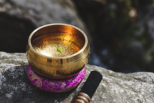 포토 JPG 주간 전통 불교 사람없음 야외 아웃포커스 부처님오신날 바위 불교용품 오브젝트 청계산 싱잉볼 국내포토 자연요소 기념일 종교 종교용품 산 촬영기법 돌_바위 파일형식