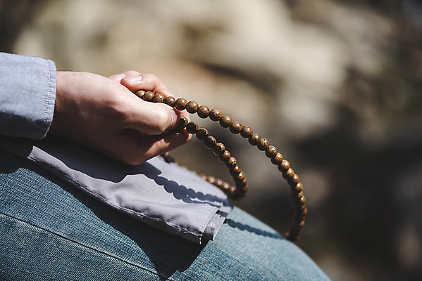 포토 JPG 주간 전통 여자 40대 중년 불교 한명 야외 옆모습 아웃포커스 한국인 부처님오신날 하반신 잡기 불교용품 염주 중년여자한명만 청계산 국내포토 자연요소 1 기념일 종교 뷰포인트 종교용품 모션 산 촬영기법 사람 동양인 성인 여자한명만 중년여자만 파일형식