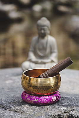 포토 JPG 주간 전통 불교 사람없음 야외 아웃포커스 부처님오신날 바위 불상 불교용품 오브젝트 부처 청계산 싱잉볼 국내포토 자연요소 기념일 종교 종교용품 산 촬영기법 돌_바위 파일형식