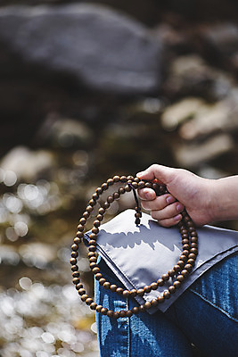 포토 JPG 주간 전통 손 여자 40대 중년 불교 한명 야외 옆모습 아웃포커스 한국인 부처님오신날 하반신 잡기 불교용품 염주 중년여자한명만 청계산 국내포토 자연요소 1 기념일 종교 뷰포인트 종교용품 모션 산 촬영기법 사람 동양인 성인 신체부위 여자한명만 중년여자만 파일형식