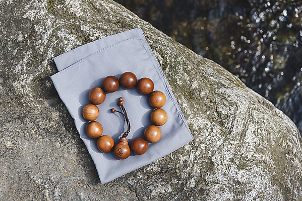 포토 JPG 주간 전통 불교 사람없음 야외 하이앵글 부처님오신날 바위 천 불교용품 오브젝트 염주 청계산 국내포토 자연요소 기념일 종교 뷰포인트 종교용품 산 돌_바위 직물 파일형식