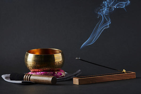 포토 JPG 스튜디오촬영 전통 불교 검은배경 실내 사람없음 부처님오신날 연기 불교용품 오브젝트 향 싱잉볼 인센스스틱 국내포토 기념일 종교 백그라운드 종교용품 내부 검은색 파일형식