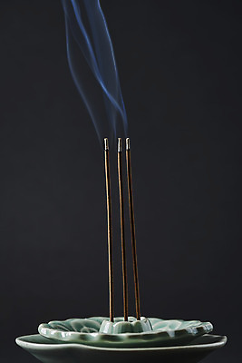 포토 JPG 스튜디오촬영 전통 불교 검은배경 실내 사람없음 부처님오신날 연기 불교용품 오브젝트 향 인센스스틱 국내포토 기념일 종교 백그라운드 종교용품 내부 검은색 파일형식