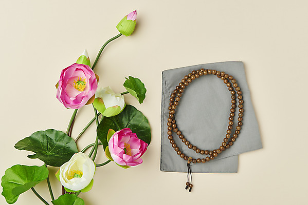 포토 JPG 스튜디오촬영 전통 불교 실내 연꽃 사람없음 하이앵글 부처님오신날 천 불교용품 연잎 오브젝트 염주 노란배경 플랫레이 국내포토 기념일 꽃 종교 뷰포인트 백그라운드 잎 종교용품 내부 노란색 직물 플랫 파일형식