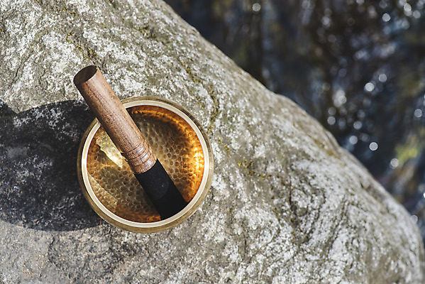 포토 JPG 주간 전통 불교 사람없음 야외 아웃포커스 하이앵글 부처님오신날 바위 불교용품 오브젝트 청계산 싱잉볼 국내포토 자연요소 기념일 종교 뷰포인트 종교용품 산 촬영기법 돌_바위 파일형식