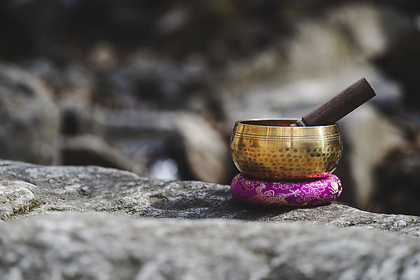 포토 JPG 주간 전통 불교 사람없음 야외 아웃포커스 부처님오신날 바위 불교용품 오브젝트 청계산 싱잉볼 국내포토 자연요소 기념일 종교 종교용품 산 촬영기법 돌_바위 파일형식