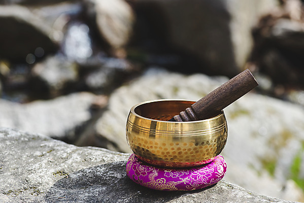 포토 JPG 주간 전통 불교 사람없음 야외 아웃포커스 부처님오신날 바위 불교용품 오브젝트 청계산 싱잉볼 국내포토 자연요소 기념일 종교 종교용품 산 촬영기법 돌_바위 파일형식