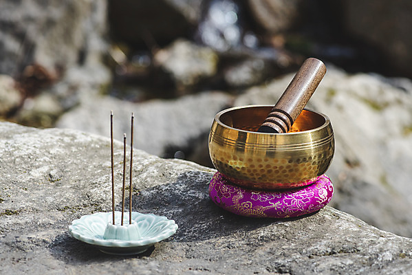 포토 JPG 주간 전통 불교 사람없음 야외 아웃포커스 부처님오신날 바위 불교용품 오브젝트 향 청계산 싱잉볼 인센스스틱 국내포토 자연요소 기념일 종교 종교용품 산 촬영기법 돌_바위 파일형식