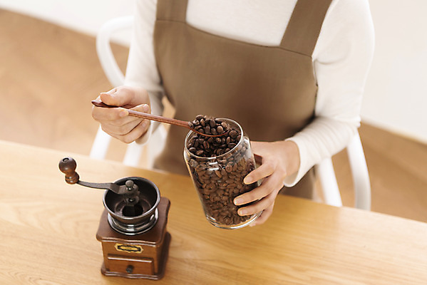 포토 JPG 우먼라이프 여자 탁자 유리병 실내 한명 들기 상반신 20대 성인 취미 앞모습 숟가락 한국인 원두 힐링 그라인더 싱글라이프 성인여자한명만 국내포토 1 라이프스타일 커피 뷰포인트 가구 모션 병_용기 수저 사람 동양인 청년 내부 커피용품 여자한명만 성인여자만 파일형식