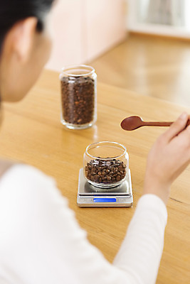 포토 JPG 우먼라이프 여자 탁자 유리병 실내 한명 들기 상반신 20대 성인 취미 뒷모습 아웃포커스 숟가락 한국인 원두 소프트포커스 힐링 계량 전자저울 싱글라이프 성인여자한명만 국내포토 1 라이프스타일 커피 뷰포인트 가구 모션 병_용기 촬영기법 수저 저울 사람 동양인 청년 내부 여자한명만 성인여자만 파일형식