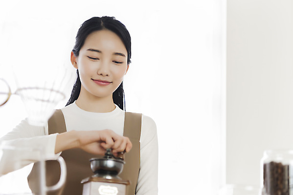 포토 JPG 우먼라이프 여자 실내 한명 미소 상반신 20대 성인 취미 앞모습 한국인 잡기 힐링 그라인더 드립커피 핸드드립 싱글라이프 성인여자한명만 국내포토 1 라이프스타일 커피 뷰포인트 모션 표정 사람 동양인 청년 내부 커피용품 여자한명만 성인여자만 파일형식