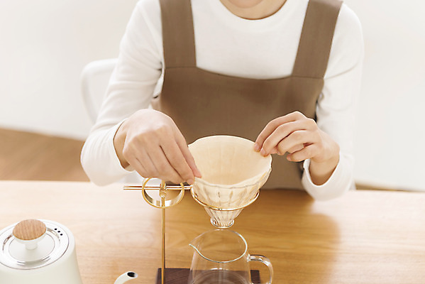 포토 JPG 우먼라이프 여자 탁자 실내 한명 상반신 20대 성인 취미 앞모습 한국인 잡기 힐링 거름종이 넣기 드리퍼 드립커피 핸드드립 싱글라이프 성인여자한명만 국내포토 1 라이프스타일 종이 커피 뷰포인트 가구 모션 사람 동양인 청년 내부 커피용품 여자한명만 성인여자만 파일형식