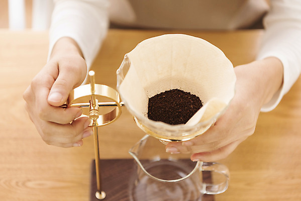 포토 JPG 우먼라이프 손 탁자 실내 취미 앞모습 아웃포커스 신체부위 원두 잡기 힐링 거름종이 드리퍼 드립커피 핸드드립 싱글라이프 국내포토 라이프스타일 종이 커피 뷰포인트 가구 모션 촬영기법 사람 내부 커피용품 파일형식