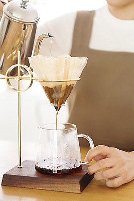 포토 JPG 우먼라이프 여자 실내 한명 상반신 20대 성인 취미 앞모습 한국인 잡기 붓기 커피포트 힐링 거름종이 드리퍼 드립커피 핸드드립 싱글라이프 성인여자한명만 국내포토 1 라이프스타일 종이 커피 뷰포인트 모션 주전자 사람 동양인 청년 내부 커피용품 여자한명만 성인여자만 파일형식