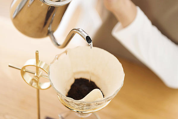 포토 JPG 우먼라이프 여자 실내 한명 상반신 20대 성인 취미 앞모습 아웃포커스 한국인 원두 붓기 커피포트 힐링 거름종이 드리퍼 드립커피 핸드드립 싱글라이프 성인여자한명만 국내포토 1 라이프스타일 종이 커피 뷰포인트 모션 주전자 촬영기법 사람 동양인 청년 내부 커피용품 여자한명만 성인여자만 파일형식