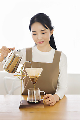 포토 JPG 우먼라이프 여자 탁자 실내 한명 미소 들기 상반신 20대 성인 취미 앞모습 한국인 붓기 커피포트 힐링 거름종이 드리퍼 드립커피 핸드드립 싱글라이프 성인여자한명만 국내포토 1 라이프스타일 종이 커피 뷰포인트 가구 모션 주전자 표정 사람 동양인 청년 내부 커피용품 여자한명만 성인여자만 파일형식