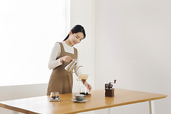 포토 JPG 우먼라이프 여자 탁자 실내 한명 미소 들기 상반신 20대 성인 취미 옆모습 한국인 원두 붓기 커피포트 힐링 그라인더 거름종이 드리퍼 드립커피 핸드드립 싱글라이프 성인여자한명만 국내포토 1 라이프스타일 종이 커피 뷰포인트 가구 모션 주전자 표정 사람 동양인 청년 내부 커피용품 여자한명만 성인여자만 파일형식