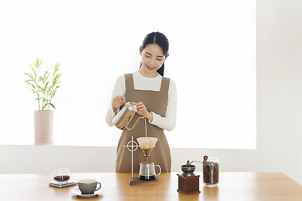 포토 JPG 우먼라이프 여자 탁자 실내 한명 미소 들기 상반신 20대 성인 취미 앞모습 한국인 원두 붓기 커피포트 힐링 그라인더 거름종이 드리퍼 드립커피 핸드드립 싱글라이프 성인여자한명만 국내포토 1 라이프스타일 종이 커피 뷰포인트 가구 모션 주전자 표정 사람 동양인 청년 내부 커피용품 여자한명만 성인여자만 파일형식