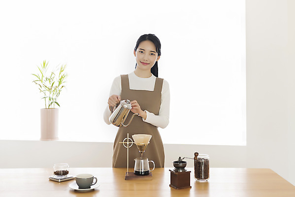 포토 JPG 우먼라이프 응시 여자 탁자 실내 한명 미소 들기 상반신 20대 성인 취미 앞모습 한국인 원두 커피포트 힐링 그라인더 거름종이 드리퍼 드립커피 핸드드립 싱글라이프 성인여자한명만 국내포토 1 라이프스타일 시선 종이 커피 뷰포인트 가구 모션 주전자 표정 사람 동양인 청년 내부 커피용품 여자한명만 성인여자만 파일형식