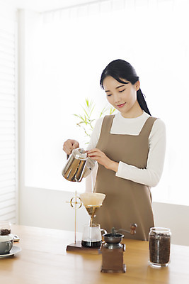 포토 JPG 우먼라이프 여자 탁자 실내 한명 미소 들기 상반신 20대 성인 취미 옆모습 한국인 원두 붓기 커피포트 힐링 그라인더 거름종이 드리퍼 드립커피 핸드드립 싱글라이프 성인여자한명만 국내포토 1 라이프스타일 종이 커피 뷰포인트 가구 모션 주전자 표정 사람 동양인 청년 내부 커피용품 여자한명만 성인여자만 파일형식