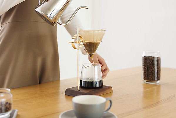 포토 JPG 우먼라이프 여자 탁자 실내 한명 상반신 20대 성인 취미 옆모습 한국인 원두 잡기 붓기 커피포트 힐링 거름종이 드리퍼 드립커피 핸드드립 싱글라이프 성인여자한명만 국내포토 1 라이프스타일 종이 커피 뷰포인트 가구 모션 주전자 사람 동양인 청년 내부 커피용품 여자한명만 성인여자만 파일형식