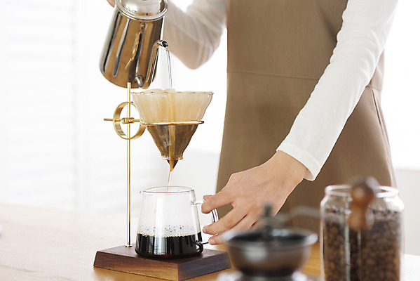 포토 JPG 우먼라이프 여자 탁자 실내 한명 상반신 20대 성인 취미 옆모습 한국인 잡기 붓기 소프트포커스 커피포트 힐링 거름종이 드리퍼 드립커피 핸드드립 싱글라이프 성인여자한명만 국내포토 1 라이프스타일 종이 커피 뷰포인트 가구 모션 주전자 촬영기법 사람 동양인 청년 내부 커피용품 여자한명만 성인여자만 파일형식