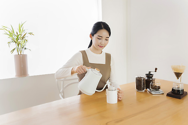 포토 JPG 우먼라이프 여자 탁자 실내 한명 미소 들기 상반신 20대 성인 취미 옆모습 한국인 붓기 커피포트 힐링 그라인더 거름종이 드리퍼 드립커피 핸드드립 싱글라이프 성인여자한명만 국내포토 1 라이프스타일 종이 커피 뷰포인트 가구 모션 주전자 표정 사람 동양인 청년 내부 커피용품 여자한명만 성인여자만 파일형식