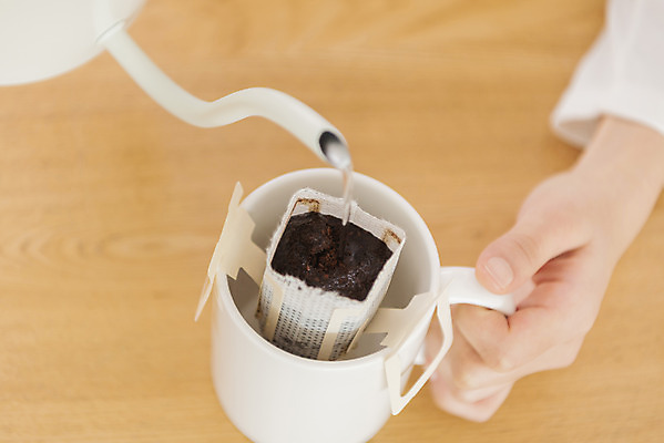 포토 JPG 우먼라이프 손 실내 취미 신체부위 머그컵 잡기 붓기 커피포트 힐링 거름종이 드립커피 핸드드립 싱글라이프 드립백 국내포토 라이프스타일 종이 커피 모션 주전자 사람 내부 컵 커피용품 파일형식