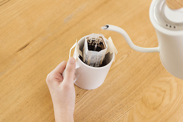 포토 JPG 우먼라이프 손 실내 취미 신체부위 머그컵 잡기 붓기 커피포트 힐링 거름종이 드립커피 핸드드립 싱글라이프 드립백 국내포토 라이프스타일 종이 커피 모션 주전자 사람 내부 컵 커피용품 파일형식