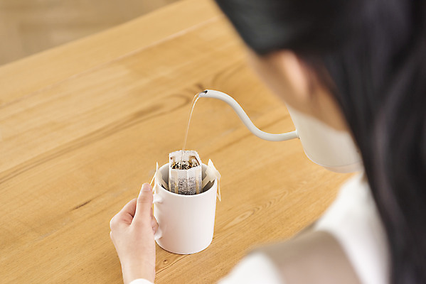 포토 JPG 우먼라이프 여자 실내 한명 상반신 20대 성인 취미 뒷모습 한국인 머그컵 잡기 붓기 소프트포커스 커피포트 힐링 거름종이 드립커피 핸드드립 싱글라이프 성인여자한명만 드립백 국내포토 1 라이프스타일 종이 커피 뷰포인트 모션 주전자 촬영기법 사람 동양인 청년 내부 컵 커피용품 여자한명만 성인여자만 파일형식