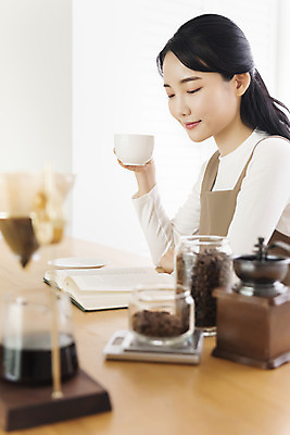 포토 JPG 우먼라이프 여자 탁자 실내 한명 미소 들기 상반신 20대 성인 취미 옆모습 책 독서 한국인 커피잔 힐링 그라인더 드리퍼 드립커피 전자저울 핸드드립 싱글라이프 성인여자한명만 국내포토 1 라이프스타일 커피 뷰포인트 가구 모션 잔 표정 저울 사람 동양인 청년 내부 커피용품 여자한명만 성인여자만 파일형식