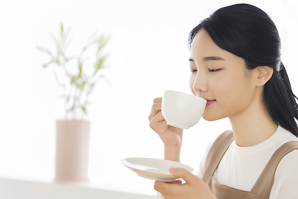 포토 JPG 우먼라이프 여자 화분 실내 한명 미소 들기 상반신 20대 성인 취미 옆모습 아웃포커스 한국인 마시기 커피잔 힐링 드립커피 싱글라이프 성인여자한명만 국내포토 1 라이프스타일 커피 뷰포인트 모션 잔 촬영기법 표정 사람 동양인 청년 내부 여자한명만 성인여자만 파일형식