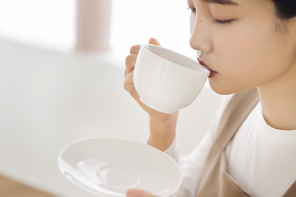 포토 JPG 우먼라이프 여자 실내 한명 들기 상반신 20대 성인 취미 옆모습 아웃포커스 한국인 마시기 커피잔 힐링 드립커피 싱글라이프 성인여자한명만 국내포토 1 라이프스타일 커피 뷰포인트 모션 잔 촬영기법 사람 동양인 청년 내부 여자한명만 성인여자만 파일형식