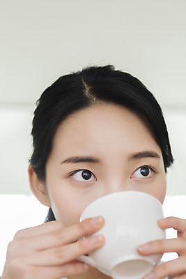 포토 JPG 우먼라이프 손 여자 얼굴 실내 한명 들기 상반신 20대 성인 취미 앞모습 한국인 마시기 커피잔 힐링 드립커피 싱글라이프 성인여자한명만 국내포토 1 라이프스타일 커피 뷰포인트 모션 잔 사람 동양인 청년 내부 신체부위 여자한명만 성인여자만 파일형식