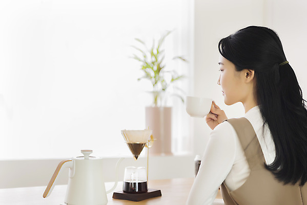 포토 JPG 우먼라이프 여자 여유 탁자 실내 한명 들기 상반신 20대 성인 취미 뒷모습 아웃포커스 한국인 커피잔 커피포트 힐링 거름종이 드리퍼 드립커피 핸드드립 싱글라이프 성인여자한명만 국내포토 1 라이프스타일 감정 종이 커피 뷰포인트 가구 모션 주전자 잔 촬영기법 사람 동양인 청년 내부 커피용품 여자한명만 성인여자만 파일형식