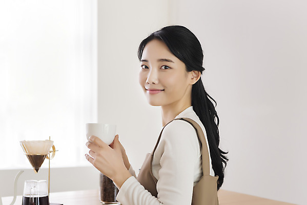 포토 JPG 우먼라이프 여자 실내 한명 미소 들기 상반신 20대 성인 취미 옆모습 한국인 뒤돌아보기 커피잔 힐링 거름종이 드리퍼 드립커피 핸드드립 싱글라이프 성인여자한명만 국내포토 1 라이프스타일 종이 커피 뷰포인트 모션 잔 표정 사람 동양인 청년 내부 커피용품 여자한명만 성인여자만 파일형식