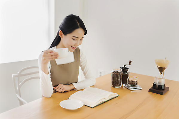 포토 JPG 우먼라이프 여자 탁자 실내 한명 미소 들기 상반신 20대 성인 취미 옆모습 책 독서 한국인 원두 커피잔 힐링 그라인더 거름종이 드리퍼 드립커피 전자저울 핸드드립 싱글라이프 성인여자한명만 국내포토 1 라이프스타일 종이 커피 뷰포인트 가구 모션 잔 표정 저울 사람 동양인 청년 내부 커피용품 여자한명만 성인여자만 파일형식
