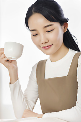 포토 JPG 우먼라이프 여자 실내 한명 미소 들기 상반신 20대 성인 취미 앞모습 한국인 커피잔 힐링 드립커피 싱글라이프 성인여자한명만 국내포토 1 라이프스타일 커피 뷰포인트 모션 잔 표정 사람 동양인 청년 내부 여자한명만 성인여자만 파일형식