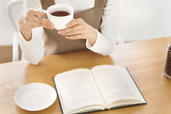 포토 JPG 우먼라이프 여자 탁자 실내 한명 들기 상반신 20대 성인 취미 앞모습 책 독서 한국인 커피잔 컵받침 힐링 드립커피 싱글라이프 성인여자한명만 국내포토 1 라이프스타일 커피 뷰포인트 가구 모션 잔 사람 동양인 청년 내부 받침대 여자한명만 성인여자만 파일형식