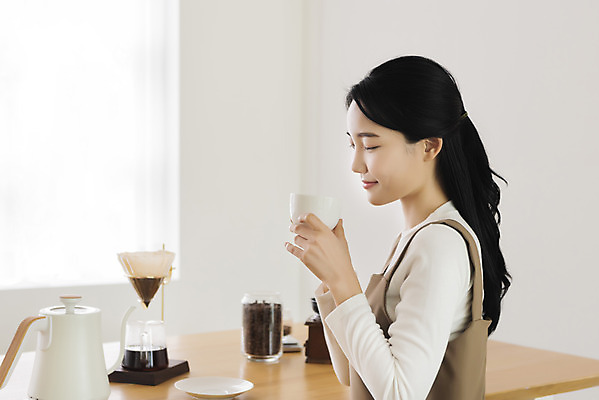 포토 JPG 우먼라이프 여자 탁자 실내 한명 들기 상반신 20대 성인 취미 옆모습 눈감음 한국인 커피잔 커피포트 힐링 향기 거름종이 드리퍼 드립커피 핸드드립 싱글라이프 성인여자한명만 국내포토 1 라이프스타일 종이 커피 뷰포인트 가구 모션 주전자 잔 사람 동양인 청년 내부 냄새 커피용품 여자한명만 성인여자만 파일형식