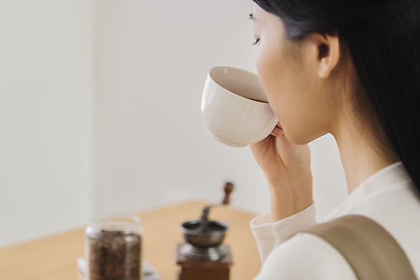 포토 JPG 우먼라이프 여자 유리병 실내 한명 들기 상반신 20대 성인 취미 뒷모습 한국인 원두 마시기 커피잔 힐링 그라인더 드립커피 싱글라이프 성인여자한명만 국내포토 1 라이프스타일 커피 뷰포인트 모션 병_용기 잔 사람 동양인 청년 내부 커피용품 여자한명만 성인여자만 파일형식