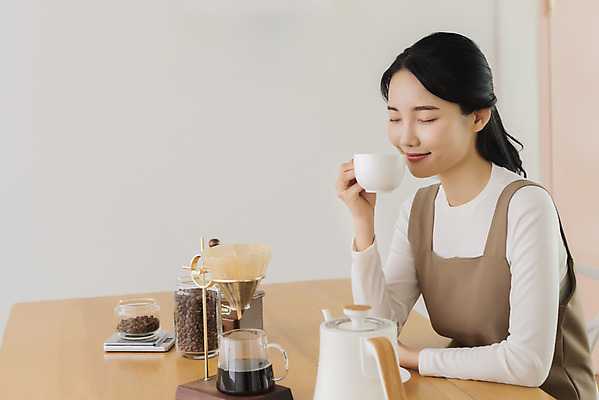 포토 JPG 우먼라이프 여자 탁자 실내 한명 미소 들기 상반신 20대 성인 취미 옆모습 눈감음 한국인 커피잔 커피포트 힐링 향기 거름종이 드리퍼 드립커피 핸드드립 싱글라이프 성인여자한명만 국내포토 1 라이프스타일 종이 커피 뷰포인트 가구 모션 주전자 잔 표정 사람 동양인 청년 내부 냄새 커피용품 여자한명만 성인여자만 파일형식